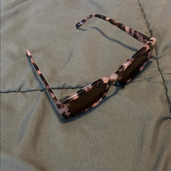 Chic Pink Patterned Sunglasses - Picture 1 of 12